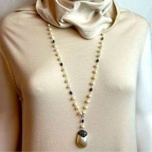 Vintage inspired faux pearl single strand necklace with faux pearl pendant.